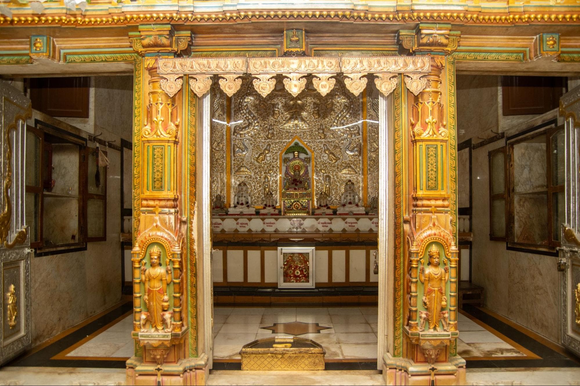 Shri Adeshwar Jain Derasar, Bhat Bazar